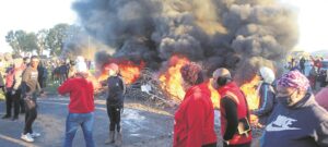 Polisie gebruik skerp ammunisie op betogers