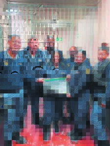 Polisielid nie aan diens, vang twee