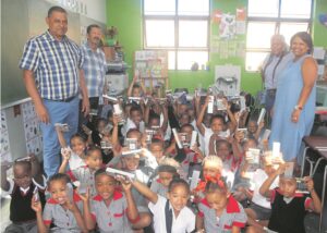 Skryfbehoeftes maak kinderharte bly