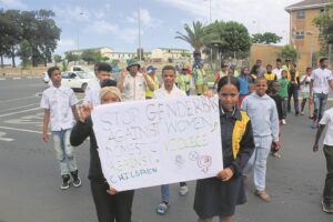 ‘Hou julle vuil hande van ons af!’ betoog talle leerders