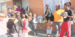 Avondale-vroue vermaak en voed kinders