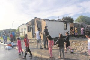 Petrolbom verwoes huis, vinnige optrede red lewens
