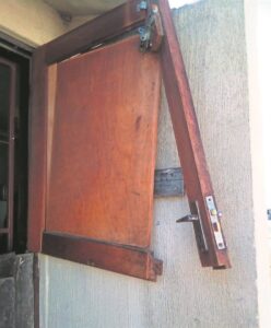 Bendelede storm huis: ‘Maak die f****n deur oop!’