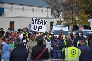Franschhoek-aktivis sê ‘skool en polisie faal gemeenskap’
