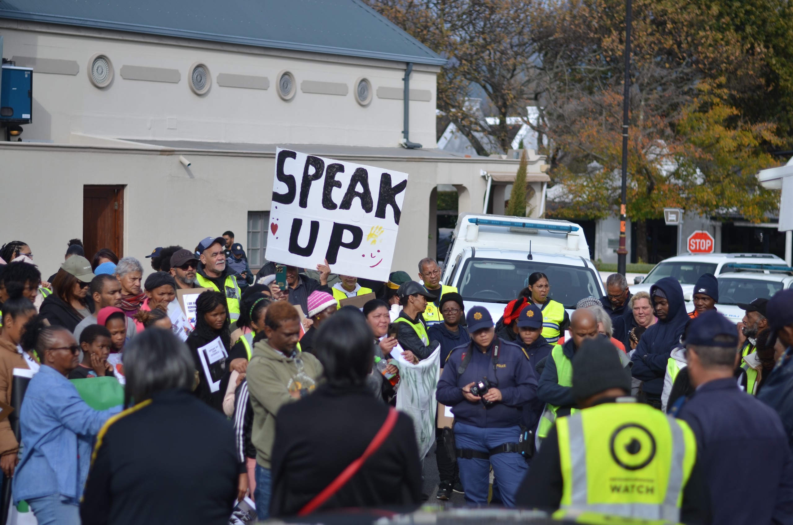 'n Groep inwoners van Groendal het op 1 Julie in die straat en voor die Franschhoek-polisiekantoor betoog om onder meer die inhegtenisneming van die beweerde seksuele oortreder te eis. Foto: Rasaad Adams