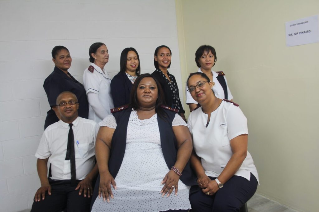 Suster Olivia Pharo (middel voor) met haar eerste personeel tydens die opening van primêre gesondheidsorgkliniek op 1 Maart 2019. Foto's: Murphy Roberts