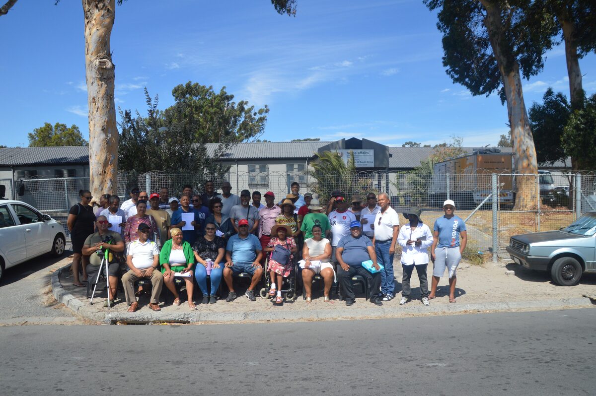 Lede van die Peoples Process voor die Atlantis-Thusong-sentrum wat die Stad Kaapstad nou wil verkoop.