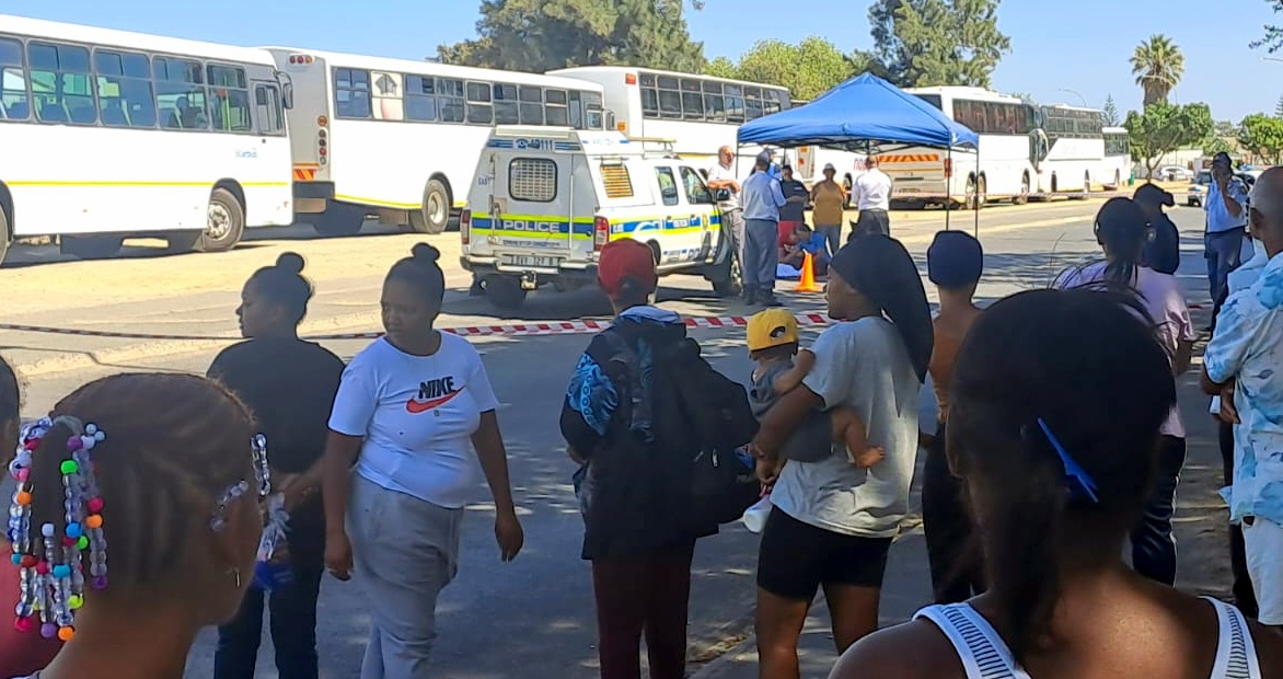 Omstanders op die toneel waar die vyfjarige La-Meecha Geland doodgery is. Foto: Murphy Roberts