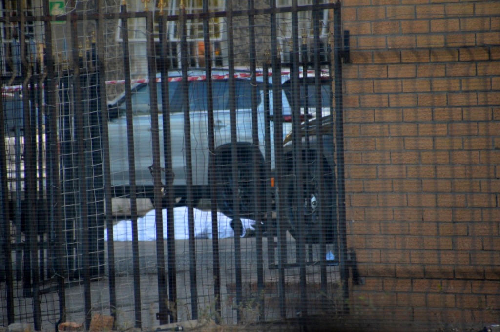 Die hartseer toneel voor die skool. Polisielint om die misdaadtoneel gespan. Foto: Murphy Roberts