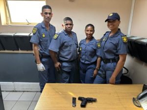 Inwoners gee inligting oor man met versteekte wapen