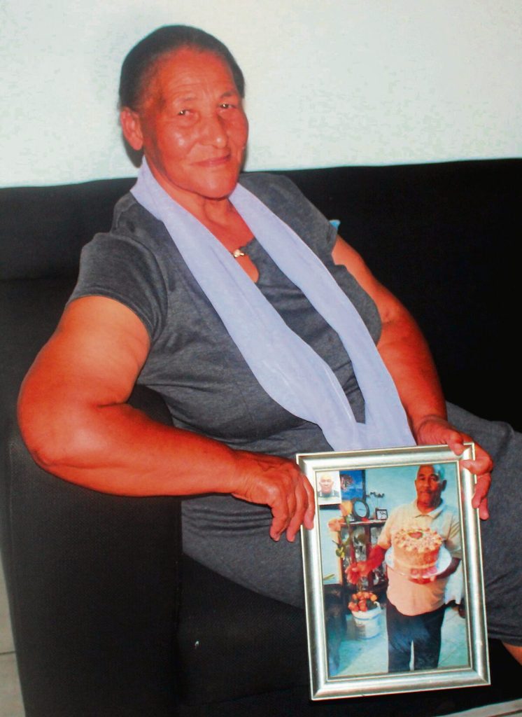 Helen van Graan (72) met 'n foto van haar oorlede  man, Pieter. Foto: David Rossouw