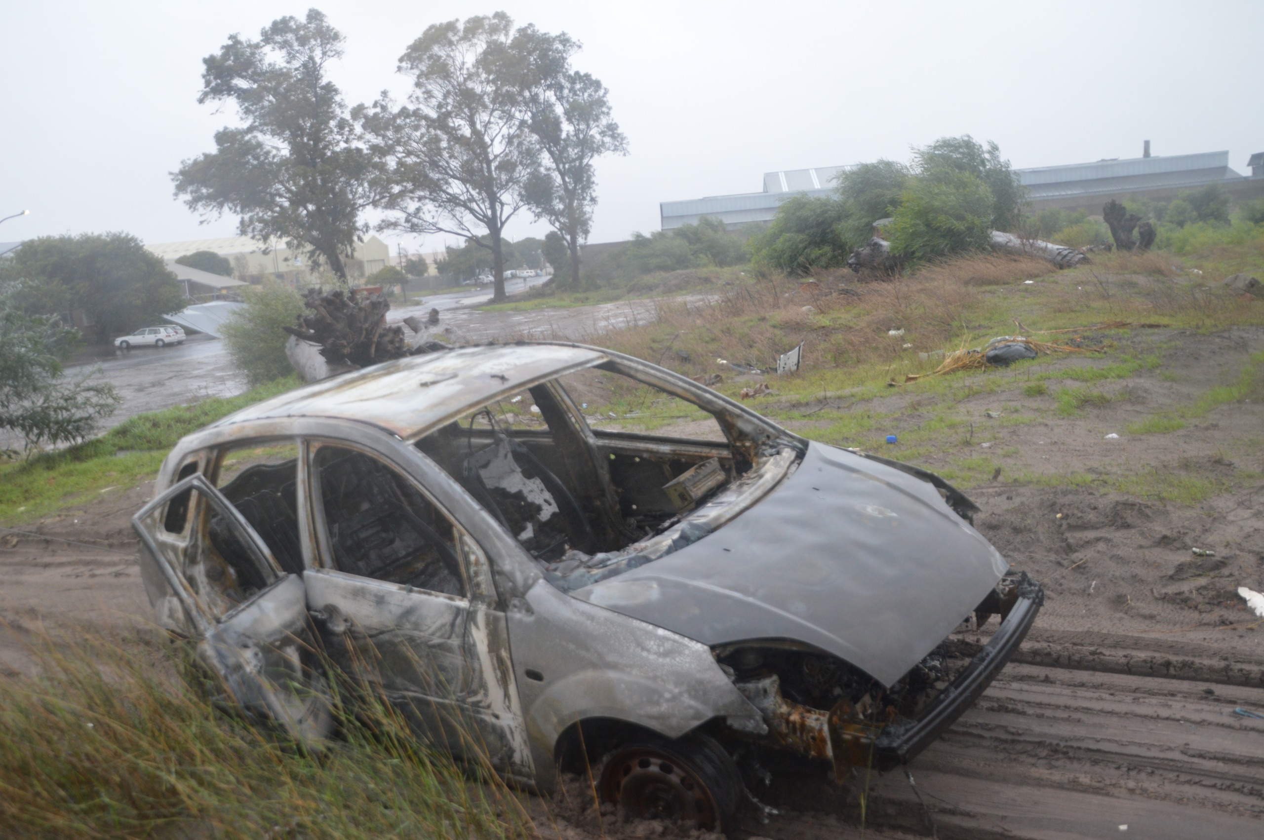 Die uitgebrande wrak van die motor wat in Kraaifontein gekaap is. Foto: Murphy Roberts