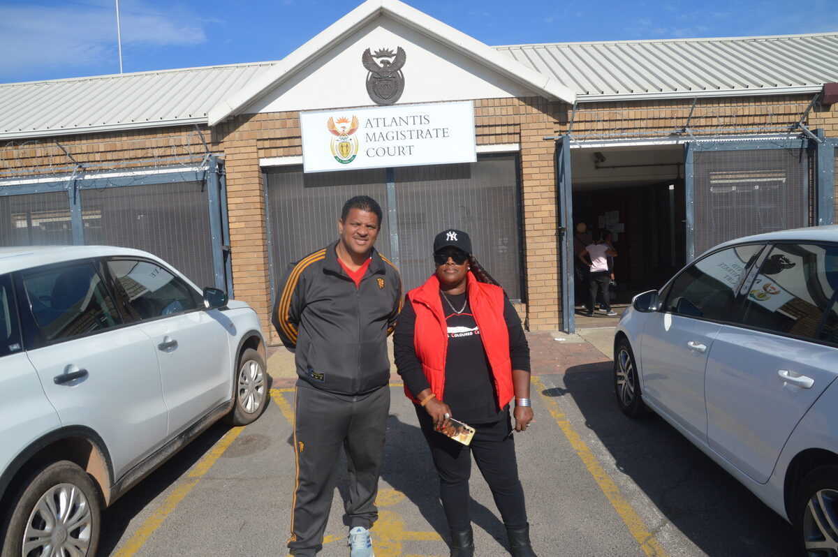 Die raadslede Allister Lightburn en Anastacia Davids, wat gereeld buite die hof teen borg betoog het. Foto: Murphy Roberts