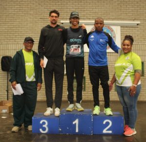 Bruce-Lynne en Zintie wen Darling-halfmarathon