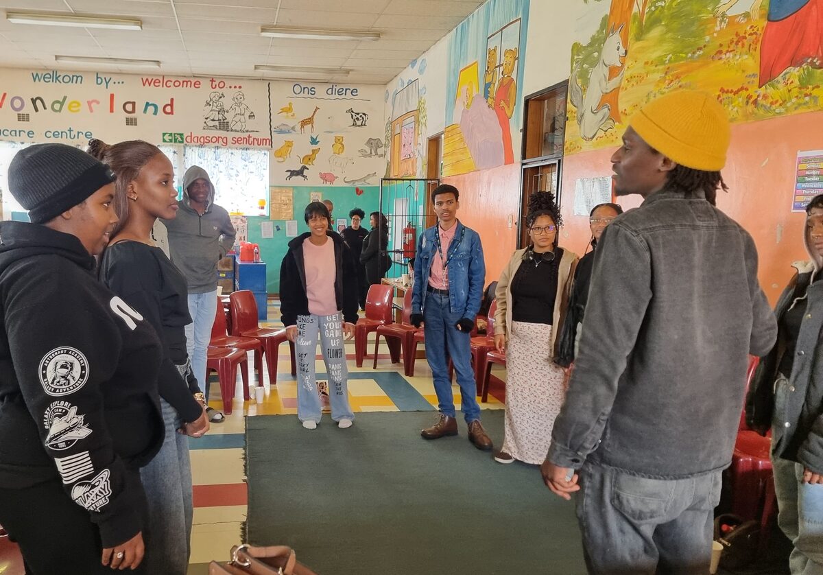 Zion Andrews met die geel hoedjie verduidelik aan leerders die belangrikheid om gereed te wees ná skool.
