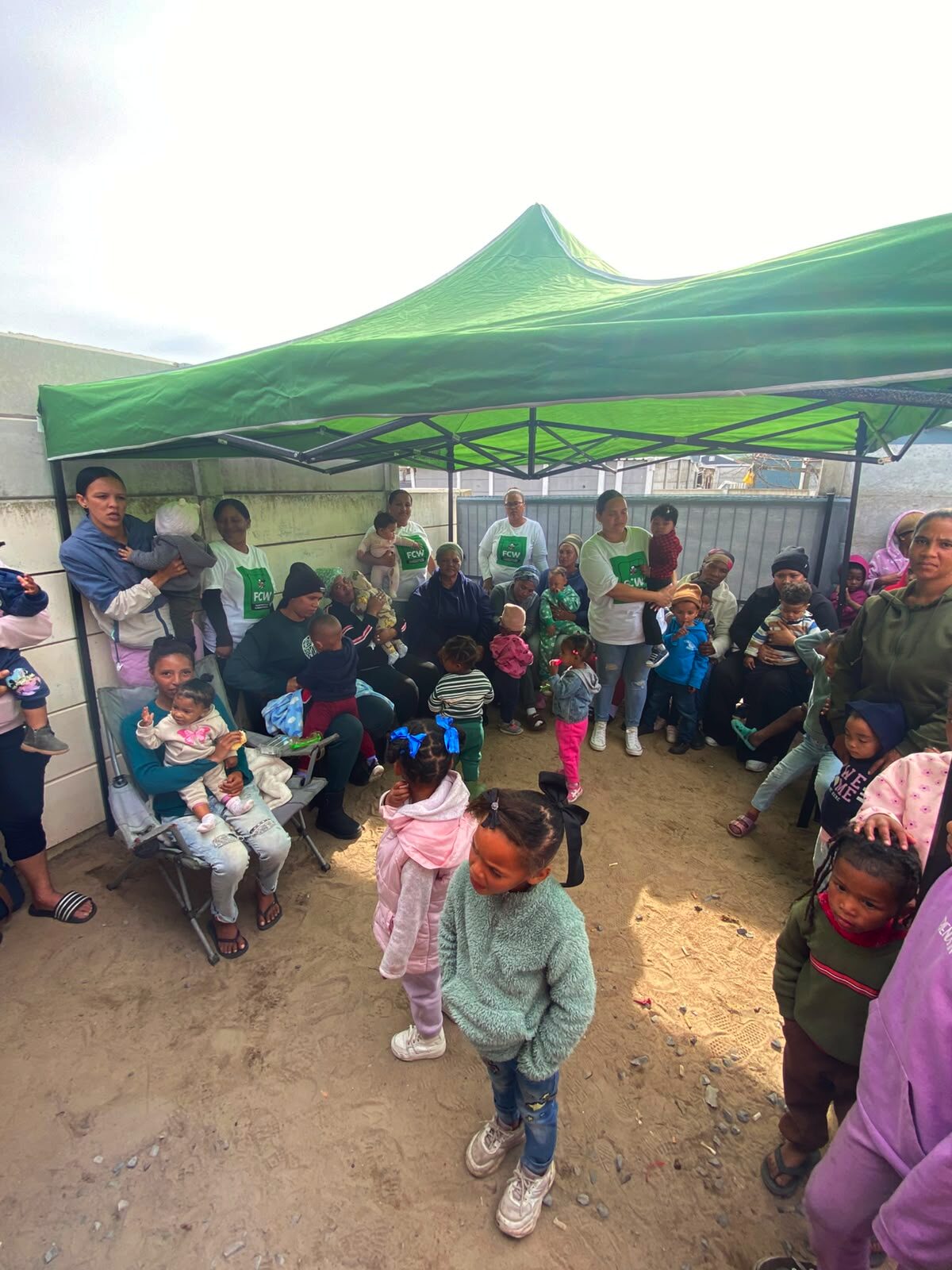 Mamre FCW het kinders op Mandeladag met lekkernye bederf.