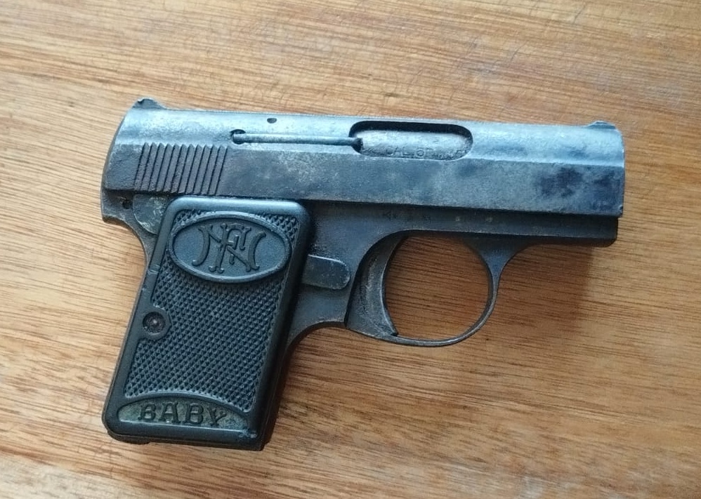 Die ongelisensieerde vuurwapen wat volgens die polisie in ’n rugsak by ’n hoërskool in Atlantis, gevind is.