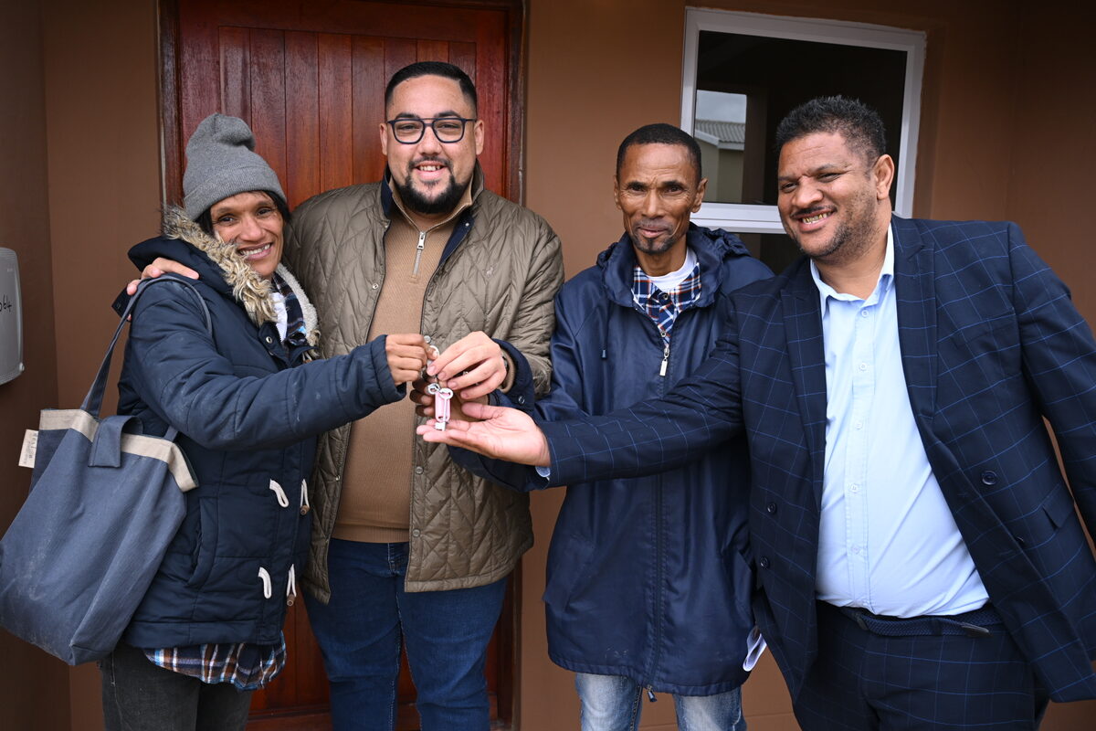 Rochelle en Frans Van Willingh met die burgemeesterskomiteelid vir menslike nedersetting, Carl Pophaim, en die subraad 1-voorsitter Allister Lightburn.
