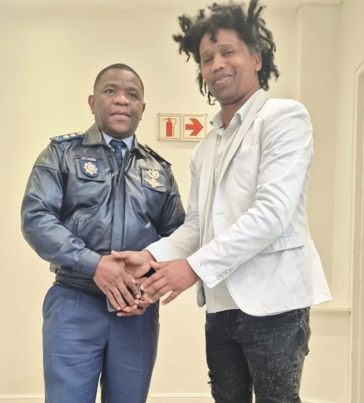 Nhlanhla Mkhwanazi (KwaZulu-Natal se polisiekommissaris) en Peter Stoffberg.