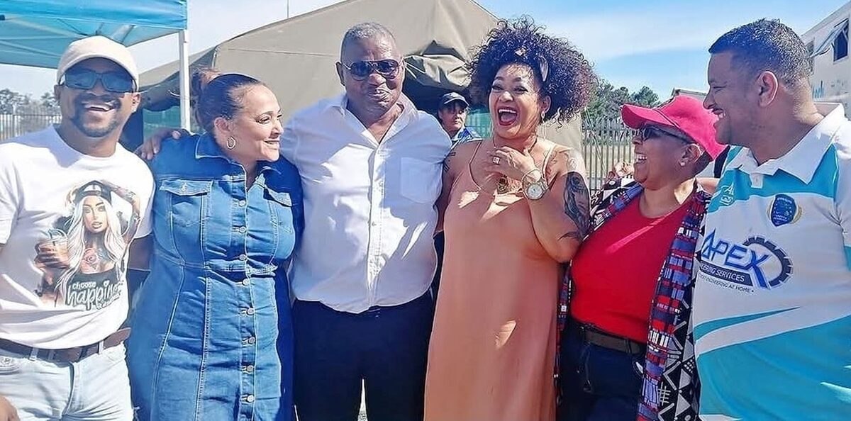 Feesgangers saam met raadslede het by die feesviering.