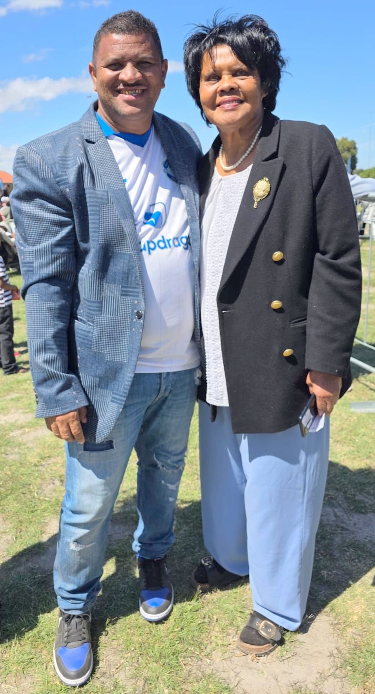 Allister Lightburn saam met een van die dorp se veterane, Sylvia Brand.