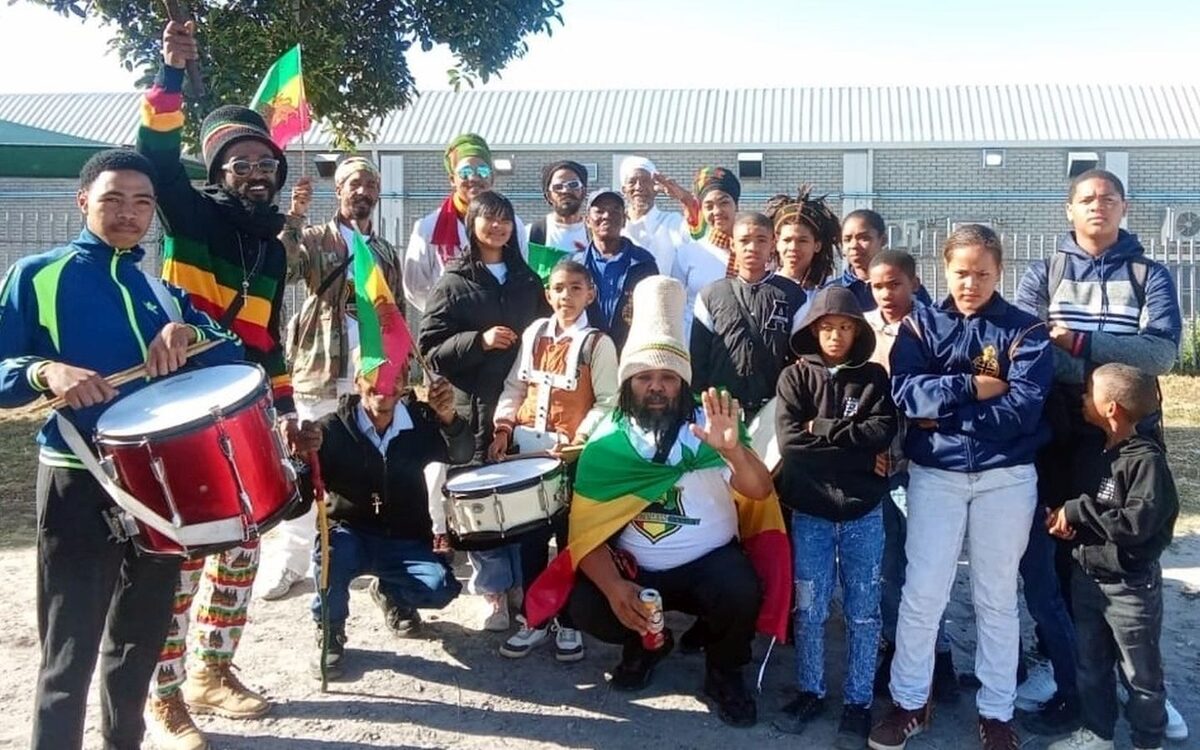 Die plaaslike Rasta het ook die skare met hul unieke musiek vermaak.