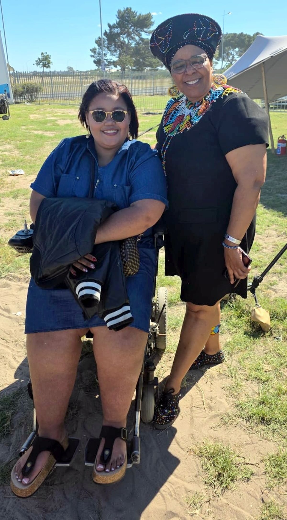 Nikita Scott met haar nagtegaalstem en Nomfundo Mdingi, die waarnemende subraad 1-bestuurder.