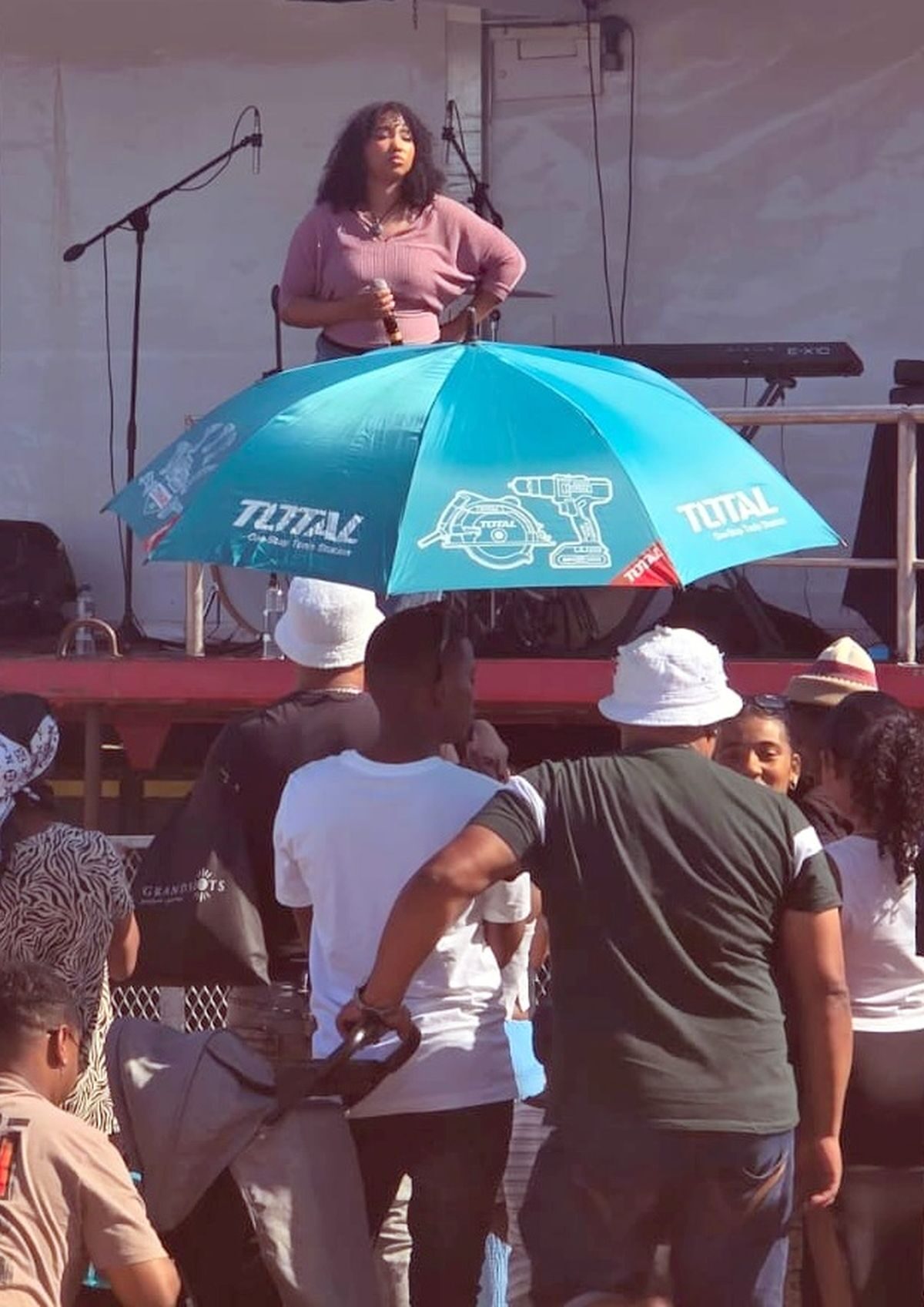 Ranaaza Jooste the Rapper het die skare behoorlik met haar rymklets vermaak.