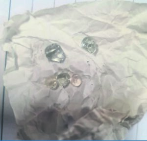 Polisie lê beslag op diamante