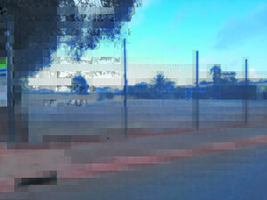 Ou tennisbane in Vredenburg word parkeerplek