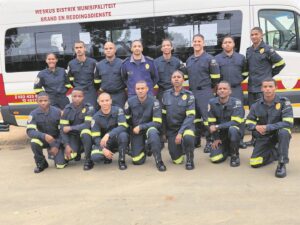 13 opgelei om brande te bestry