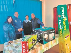 Reüniegroep gee vir skool