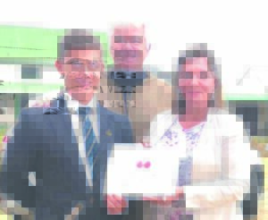 Leerders en personeel kry boek van ouer