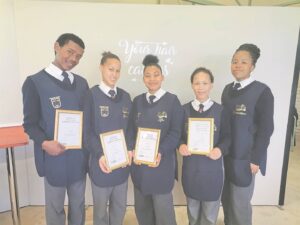 Leerders presteer dat die hare waai