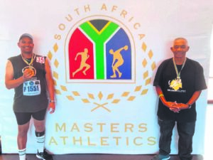 Ouer atlete bult steeds die spiere