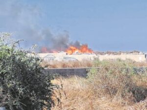 Selfs mopgat aan die brand