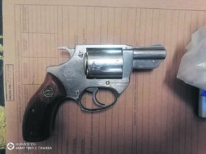 Polisie vind vuurwapen en dwelms in jong vrou se kas