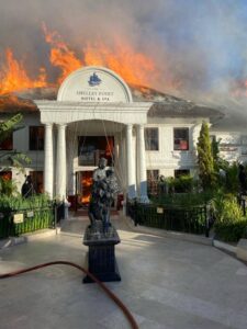 Shelley Point-eienaars is verpletter nadat SA se ‘mooiste hotel’ in puin gelê is