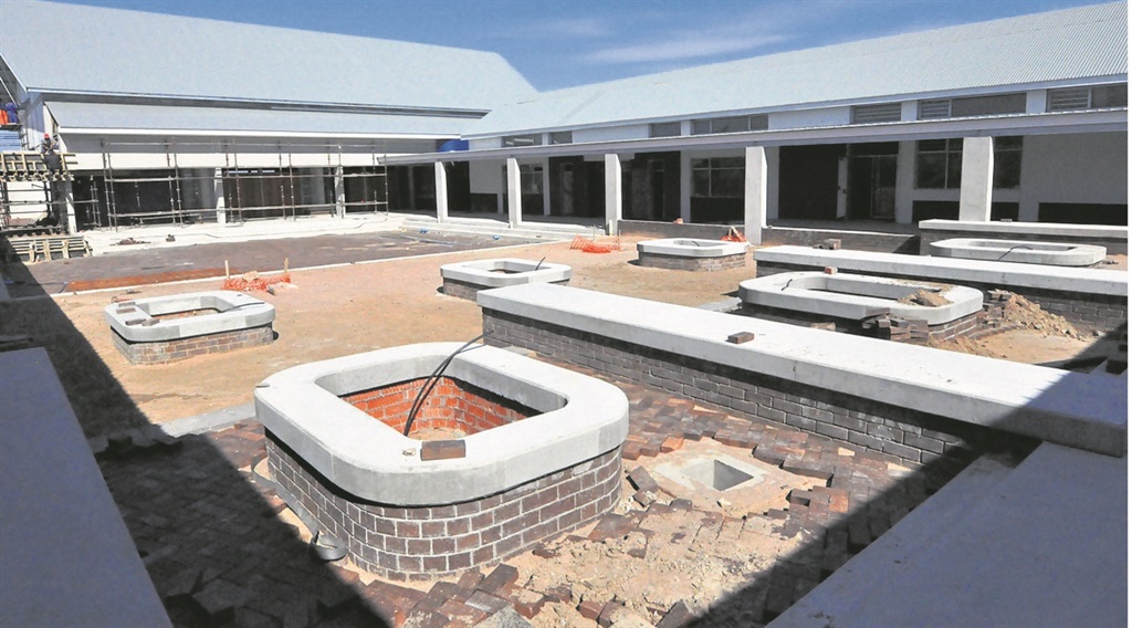 Werk aan Hoërskool Louwville vorder fluks