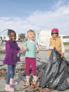 Paternoster se strand op Oseanedag skoongemaak