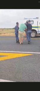 Man én vrou aangekla nadat hulle verkeersbeampte toesnou