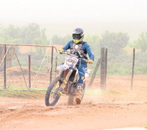 Motorfietspret laat die modder by Hopefield spat