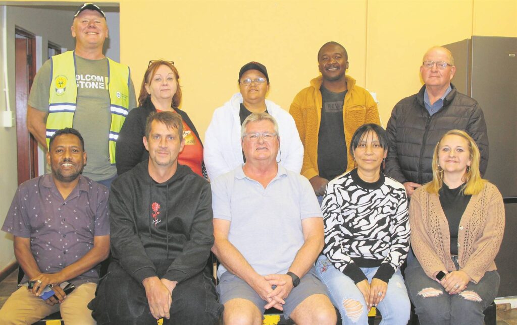 Die nuwe bestuur van die Vredenburg-gemeenskapspolisiëringsforum is voor (van links) Clive Siebrits (tesourier), Freddie Smook (ondervoorsitter), Christo de Wet (voorsitter), Vee Adams (sekretaresse) en Carli Smook (bemarking). Agter staan Jean Retief (programbestuurder) en die bykomende lede Naomi Venter, Filicia Solomons, Ayabonga Mhlomeli en Denzil Holloway.Foto: Alida Buckle <br><br><strong>  </strong>