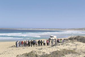 Jong vrou se lyk op strand by Saldanha gekry