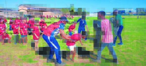Jonges leer oor rugby by kliniek
