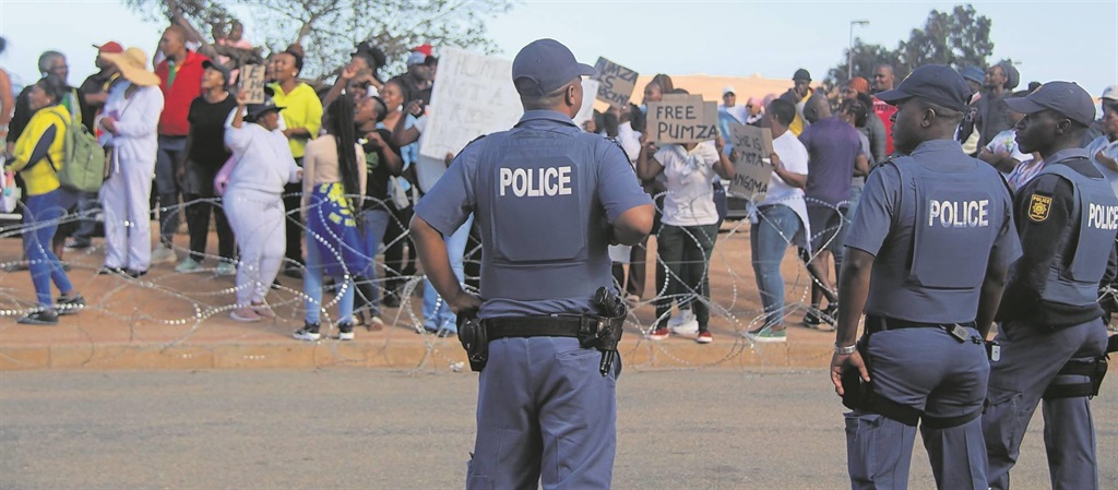 ’n Gespanne atmosfeer het buite die hofterrein geh