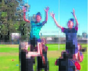 Meisies geniet skolerugby