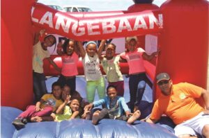 Polisie trakteer die Weskus se kinders