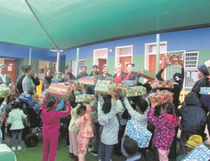 Kinderharte verbly met geskenke