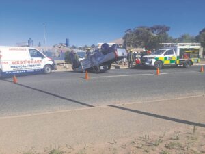 Bakkie beland op sy dak
